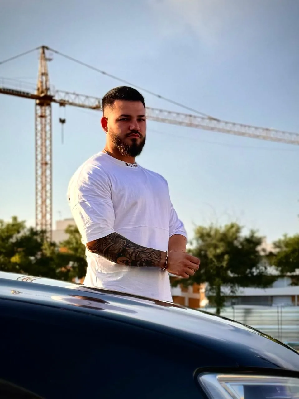 Jesús Vázquez Gutiérrez, fundador de Ads & Management, mirando a cámara con una grúa de obra al fondo